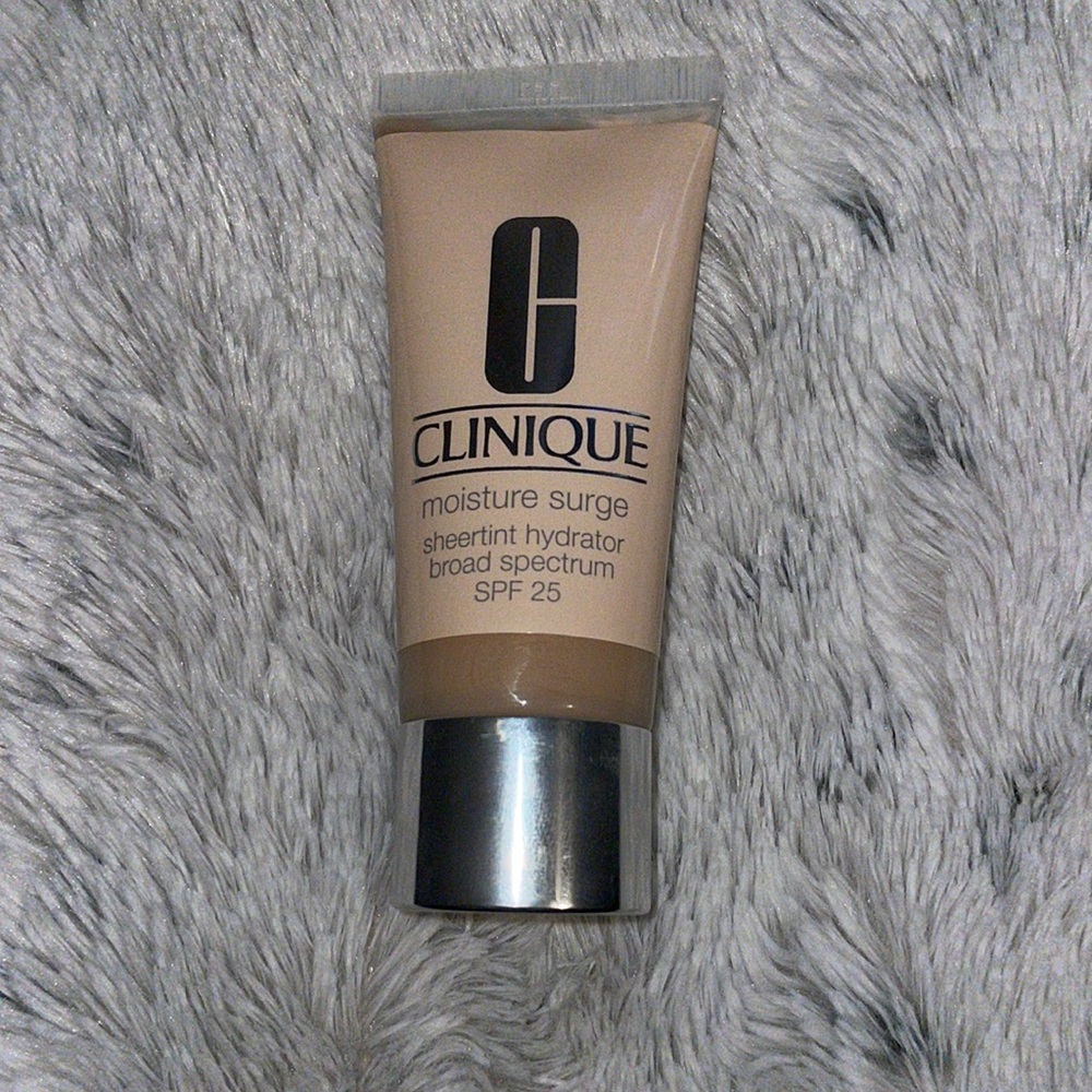 Clinique moisture surge sheertint hydrator- universal light medium